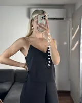 Musculosa blanca con breteles finos tipo strass y escote en V.
