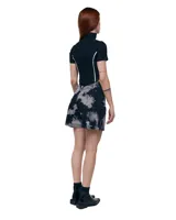 Short de denim de algodón con diseño bicolor con vetas y nubes contrastadas. Tiro medio/alto, calce relajado y largo medio. Paneles con costuras curvas que estilizan cadera y pierna. Incluye bolsillo trasero horizontal.