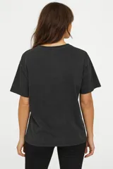 Remera gris con estampado de texto "New York" y el número 99 en azul.
