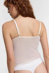 Corset blanco de encaje con copas preformadas, tirantes finos y cierre frontal con cremallera.