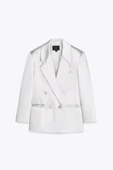 Blazer oversize de satén color blanco, con cuello solapa, escote pico cruzado, manga larga con hombreras, bolsillos de doble vivo y abertura en la espalda. Cierre frontal cruzado con botones forrados.