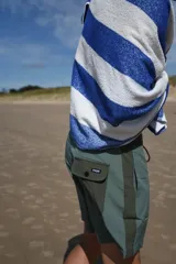 Short de baño azul con cintura gris y cordón ajustable.