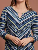 Blusa texturada con cuello redondo y escote en V con aplique metálico. Diseño a rayas horizontales en tonos azul, verde, blanco y negro.