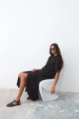 Vestido camisero midi negro de lino con botones blancos y mangas cortas con presilla.