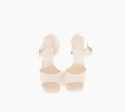 Sandalias de cuero color blanco hueso con plataforma de 2 cm y taco de 10 cm.