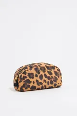 Neceser Bimba y Lola de nylon con estampado animal print. Tiene cierre de cremallera con detalles metálicos dorados y logo frontal.
