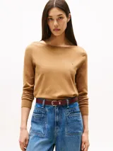 Sweater de punto color camel con cuello barco y logo de la marca bordado en el pecho.