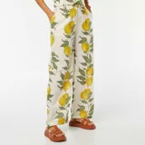 Pantalón ancho de tiro alto con estampado de limones y hojas verdes.