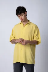 Camisa celeste de manga corta con cuello clásico y calce oversize.