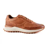 Zapato casual Hi-Tec Darío de cuero color marrón, con cordones y suela blanca.