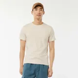 Remera lisa color beige, de corte slim fit y cuello redondo.