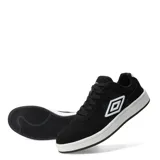 Championes Umbro modelo Block, color negro con detalles blancos, suela blanca y logo de la marca en los laterales.