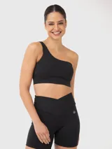 Top deportivo negro con un solo tirante ancho.