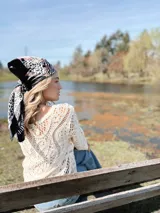 Sweater de hilo color crema con calados.