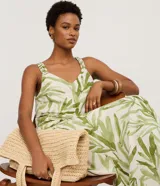 Pollera midi evasé de mujer, con cintura elástica y estampado de follaje en tonos verdes sobre fondo blanco.