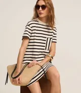 Vestido corto tipo t-shirt a rayas horizontales blancas y negras, con cuello redondo y bolsillo en el pecho.