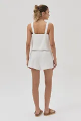 Short blanco de lino con elástico en la cintura y lazos regulables.