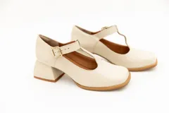 Guillerminas de cuero color crema con taco bloque de 6 cm y hebilla dorada.