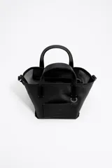 Bolso shopper mini Bimba y Lola de nailon negro con estructura blanda, doble asa de mano y asa de tejido, piezas de piel, logo grabado, acabados metálicos en plateado y cierre de cremallera.