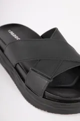 Sandalias abiertas color rosa con tiras anchas cruzadas y plataforma.