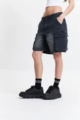 Short cargo estilo jean color negro, con efecto desgastado y bolsillos laterales con solapa.