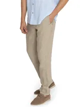Pantalón beige de tejido liviano, diseñado para comodidad y estilo en el uso diario.