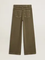 Pantalón verde oliva de corte recto y tiro medio, confeccionado en tejido suave con caída natural. Incorpora cintura ajustable con cordón y bolsillos clásicos.
