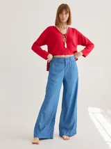 Pantalón de jean celeste de corte ancho, con bolsillos delanteros y traseros.