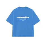 Remera celeste de corte cuadrado con estampado en la espalda que incluye texto y logo de la marca.