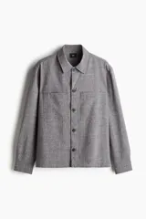 Sobrecamisa gris de tejido suave con cuello inglés, tapeta lisa, corte estándar, bolsillos superiores abiertos, abertura con botón en los puños, canesú en la espalda y bajo recto.