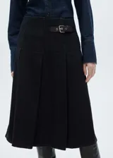Falda midi negra de algodón con diseño evasé, tiro medio, hebilla decorativa y diseño de tablas.