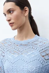 Sweater de manga larga color marrón chocolate, tejido en punto calado con diseño geométrico y cuello redondo con borde festoneado.