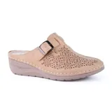 Zapato casual Korium Confort Marie color gris topo, con capellada calada, hebilla decorativa y plataforma baja.
