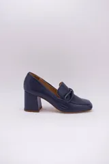 Zapato clásico de cuero azul marino, con aplique decorativo en el empeine y taco cuadrado.