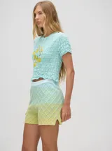 Short tejido a rombos con degradé de celeste a amarillo, calce suelto y pretina elástica combinada.