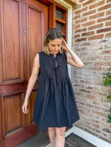 Vestido corto rojo de lino, con tablitas y lazos en el escote.