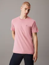 Remera rosa de algodón con cuello redondo, manga corta y logo bordado en el pecho.