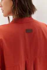 Sobrecamisa celeste de corte recto, con cuello mao, mangas 3/4 con puños y cierre frontal con botones. Tiene dos bolsillos de parche en el pecho.