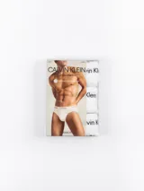 Pack de tres slips blancos de algodón con cintura elástica con el logo de Calvin Klein.