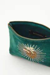 Bolso de mano tipo sobre, color verde esmeralda, confeccionado en terciopelo con cierre superior y tirante de flecos de mostacillas. Diseño de corazón bordado en canutillos y lentejuelas en el frente.