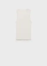 Musculosa blanca de tejido de punto fino, cuello redondo, tirantes anchos y diseño entallado.