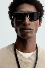 Jersey de punto color beige, con cuello en V y mangas largas.