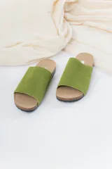 Sandalias planas de cuero color negro, con base anatómica de corcho y capellada ancha.