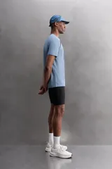 Camiseta deportiva marrón de tejido técnico, ligero y elástico con estructura. Tiene cuello redondo, manga corta, costuras planas y logo estampado.
