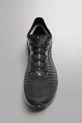 Zapatilla deportiva para correr largas distancias Zara Athleticz. Parte superior de tejido de punto transpirable, suela de TPE-A con placa de carbono interna y plantilla OrthoLite® extraíble.