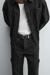 Pantalón relaxed fit confeccionado en denim de algodón color negro. Cuenta con bolsillos frontales, traseros de plastrón y bolsillos multifunción en las perneras. Tiene efecto lavado y cierre frontal con cremallera y botón.