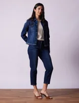 Campera de jean azul de la marca Baccini, con cuello solapa, abertura central con botones metálicos, bolsillos delanteros y ruedo desflecado.
