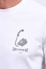 Remera blanca de algodón con estampado pequeño de un teléfono antiguo y texto en el pecho.