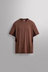 Camiseta marrón con paneles laterales en marrón oscuro, corte relaxed fit, cuello redondo y manga corta.