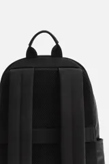 Mochila negra con acabado engomado, compartimento principal con cierre de cremallera, bolsillo interior con cierre, bolsillo frontal con cierre, bolsillos laterales planos, respaldo acolchado con sujeción para equipaje, asa de mano y dos asas de hombro ajustables y acolchadas.